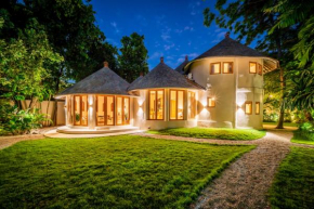 Villa Meraki, 6BR, incl breakfast, heart of Seminyak, walking distance to restaurants, bars and shops, tropical garden